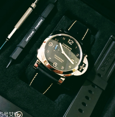 手表上弦是轉(zhuǎn)哪個(gè)方向？手表上弦是順時(shí)針還是逆時(shí)針？