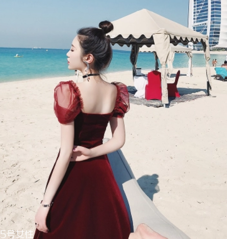 黃皮適合什么顏色裙子？什么顏色裙子適合黃皮女生？