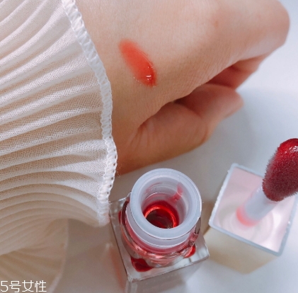 嬌韻詩唇釉需要卸嗎？嬌韻詩唇油怎么卸