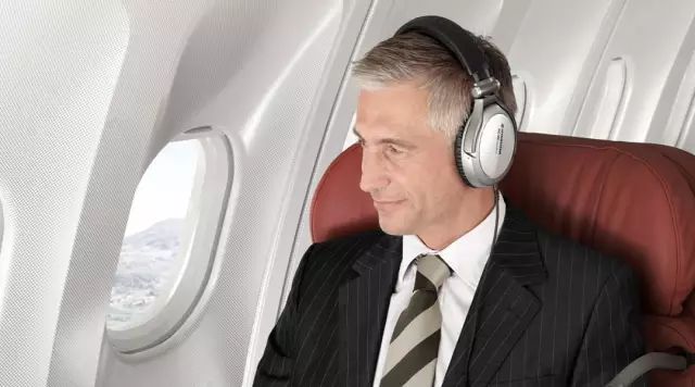 在飛機(jī)上怎么睡覺(jué) 怎么在飛機(jī)上睡覺(jué) 在飛機(jī)上怎么睡覺(jué) 怎么在飛機(jī)上睡覺(jué)