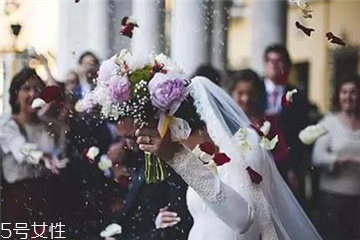 婚紗上面的機(jī)油怎么洗？婚紗沾上機(jī)油用什么洗？