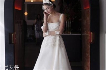 婚紗里面穿什么內(nèi)衣？婚紗里面怎么穿內(nèi)衣？