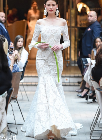 婚紗里面有胸墊嗎？婚紗是自帶胸墊嗎？