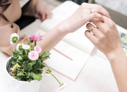 婚戒可以戴中指嗎？婚戒能戴在中指上嗎？