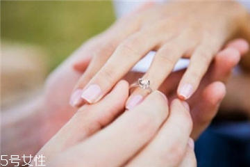 婚戒可以戴中指嗎？婚戒能戴在中指上嗎？