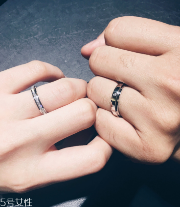 婚戒是男左女右嗎？婚戒應(yīng)該戴左手還是右手？