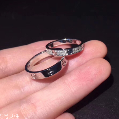 婚戒是男左女右嗎？婚戒應(yīng)該戴左手還是右手？