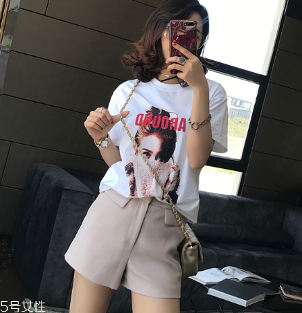 夏天白色t恤怎么搭配？夏季白t搭配竅門