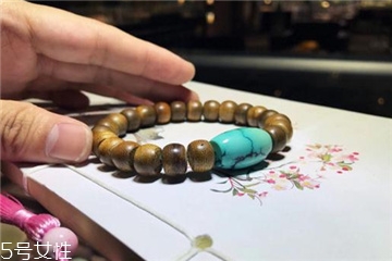 沉香手串怎么盤玩？沉香手串盤玩技巧
