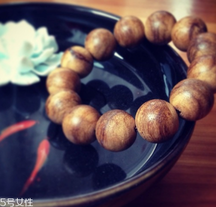 沉香手串可以用水洗嗎？沉香手串能沾水嗎？
