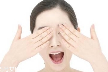 眼霜里的小勺怎么用？眼霜里的勺子如何使用