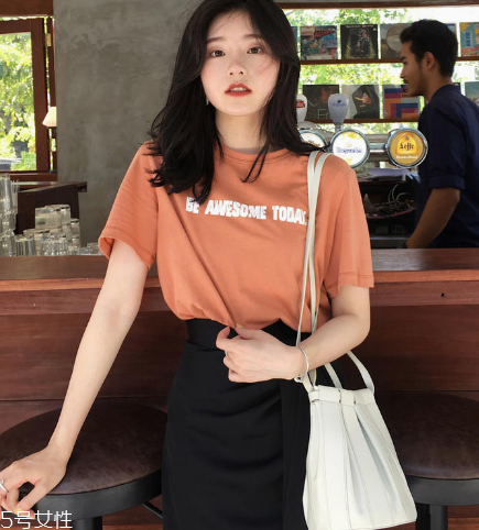 女生穿什么短袖好看？女生適合穿什么短袖？
