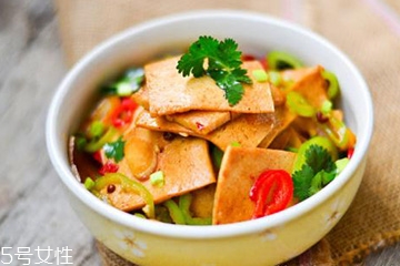 白胡椒是辣椒嗎？白胡椒辣嗎？