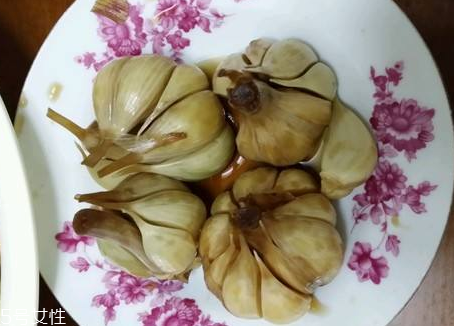 腌蒜變綠可以吃嗎？腌制的大蒜綠了能吃嗎？