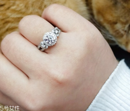 鉆戒一般買(mǎi)幾克拉的？鉆戒買(mǎi)多大的好？