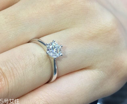 鉆戒是訂婚買還是結(jié)婚買？鉆戒訂婚就要買嗎？