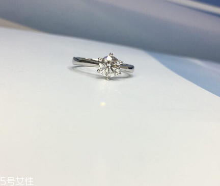 鉆戒是訂婚買還是結(jié)婚買？鉆戒訂婚就要買嗎？