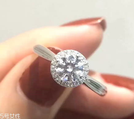 鉆戒是定制還是成品好？鉆戒買定制的還是買成品？