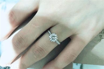 鉆戒是定制還是成品好？鉆戒買定制的還是買成品？