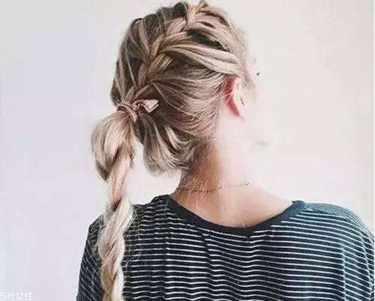 夏天綁什么頭發(fā)好看 吸睛又時(shí)尚的夏日綁發(fā) 夏天綁什么頭發(fā)好看 吸睛又時(shí)尚的夏日綁發(fā)