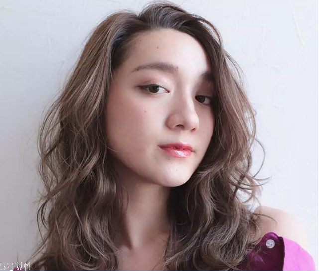 夏天綁什么頭發(fā)好看 吸睛又時(shí)尚的夏日綁發(fā) 夏天綁什么頭發(fā)好看 吸睛又時(shí)尚的夏日綁發(fā)