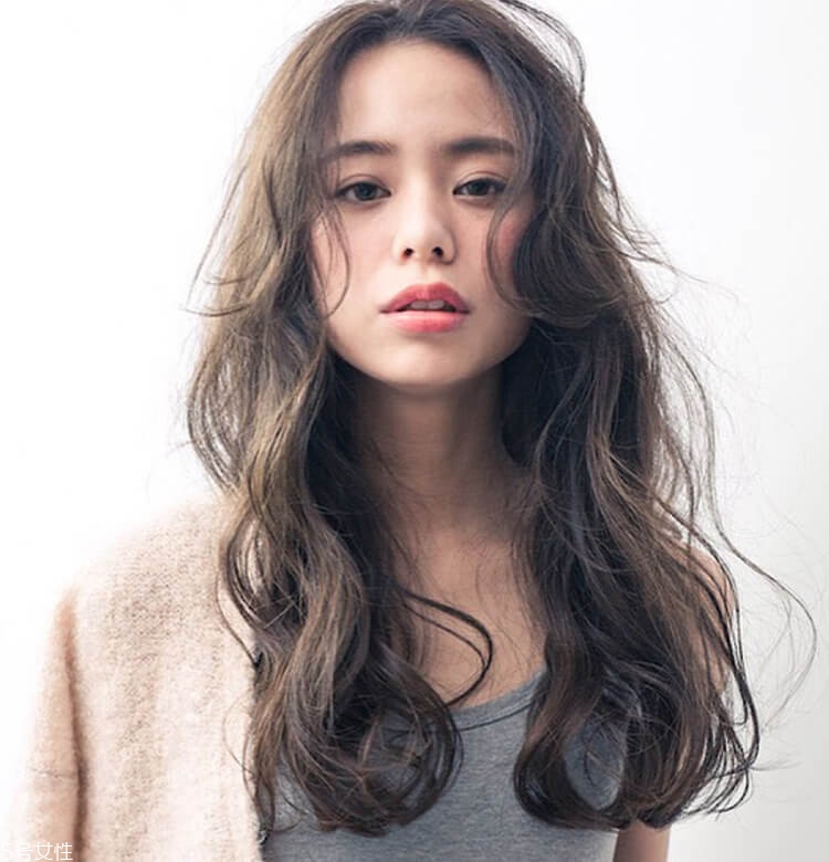 夏天綁什么頭發(fā)好看 吸睛又時(shí)尚的夏日綁發(fā) 夏天綁什么頭發(fā)好看 吸睛又時(shí)尚的夏日綁發(fā)