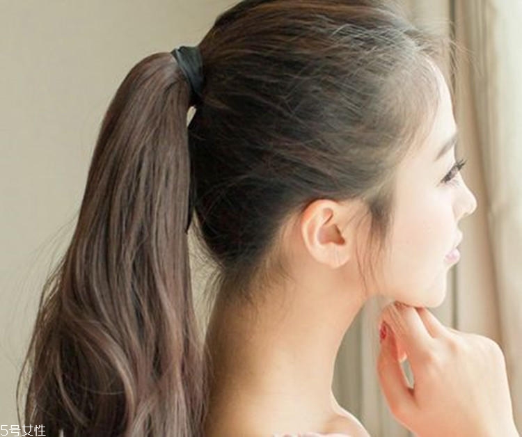 夏天綁什么頭發(fā)好看 吸睛又時(shí)尚的夏日綁發(fā) 夏天綁什么頭發(fā)好看 吸睛又時(shí)尚的夏日綁發(fā)
