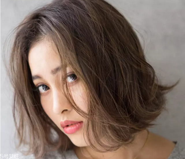 夏天綁什么頭發(fā)好看 吸睛又時(shí)尚的夏日綁發(fā) 夏天綁什么頭發(fā)好看 吸睛又時(shí)尚的夏日綁發(fā)