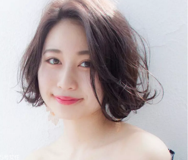 夏天綁什么頭發(fā)好看 吸睛又時(shí)尚的夏日綁發(fā) 夏天綁什么頭發(fā)好看 吸睛又時(shí)尚的夏日綁發(fā)