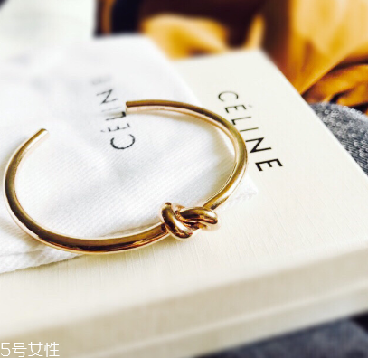 手鐲可以戴兩只手嗎？手鐲可以兩只手同時戴嗎？