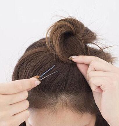 蓬松包子頭發(fā)型扎法圖解 包子頭的各種扎法圖解 蓬松包子頭發(fā)型扎法圖解 包子頭的各種扎法圖解