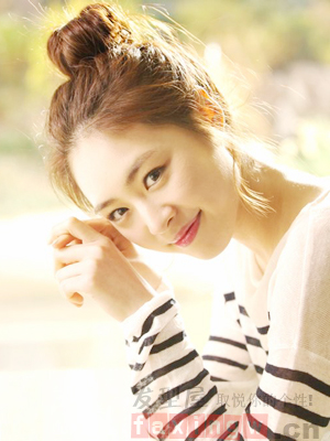 蓬松包子頭發(fā)型扎法圖解 包子頭的各種扎法圖解 蓬松包子頭發(fā)型扎法圖解 包子頭的各種扎法圖解