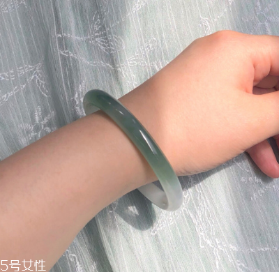 手鐲可以讓別人摸嗎？手鐲被別人摸了有影響嗎？