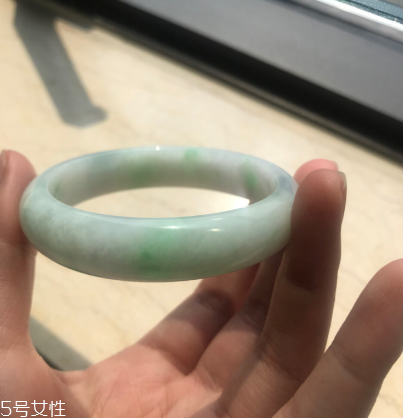 手鐲有裂紋還值錢(qián)嗎？手鐲有裂紋影響價(jià)格嗎？