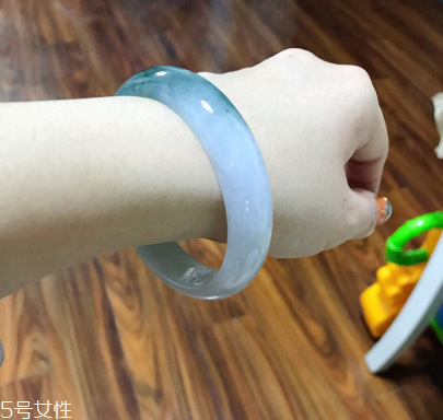 手鐲有裂紋還值錢(qián)嗎？手鐲有裂紋影響價(jià)格嗎？
