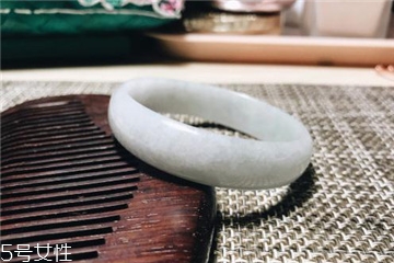 手鐲是玉的好還是翡翠的好？手鐲買玉的還是翡翠的？