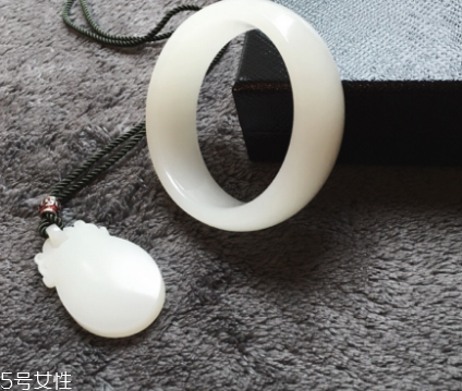 手鐲是圓的好還是扁的好？手鐲買圓的還是扁的？