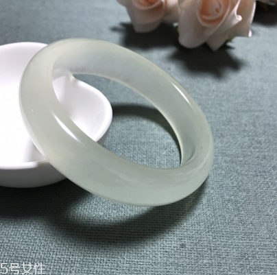 手鐲戴不進(jìn)去怎么辦？手鐲戴不進(jìn)去解決妙招