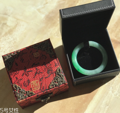 手鐲什么顏色好看？手鐲買哪種顏色好？