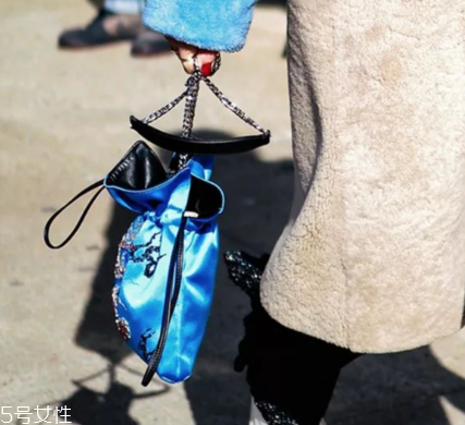今年流行什么水桶包？水桶包流行什么款式？