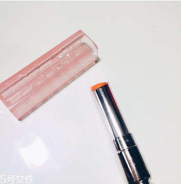 唇膏用完里邊怎么打開？唇膏剩一截怎么挖出來？