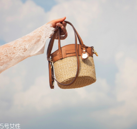 女生夏天背什么包？女生夏季包包搭配圖片