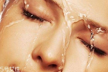 化妝水是什么？化妝水是什么時候用的？