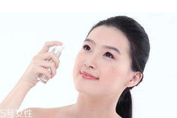 化妝水為什么要拍？化妝水是拍還是抹？