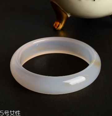 玉髓手鐲戴哪只手？玉髓手鐲戴左手還是右手？