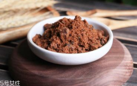 紅糖面膜用什么水稀釋？紅糖面膜用熱水還是冷水泡？