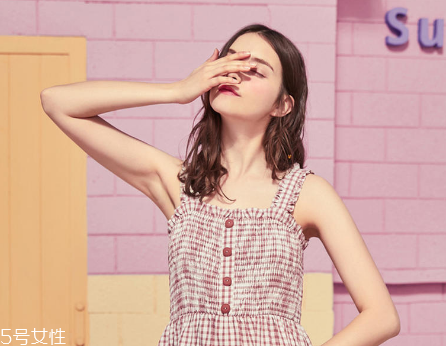 吊帶長(zhǎng)裙怎么搭配？吊帶長(zhǎng)裙搭配法則