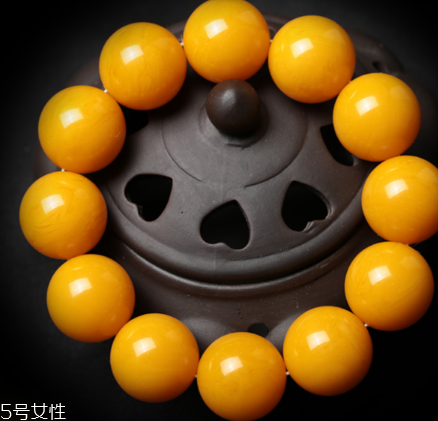 蜜蠟手串可以沾水嗎？蜜蠟手串能碰水嗎？
