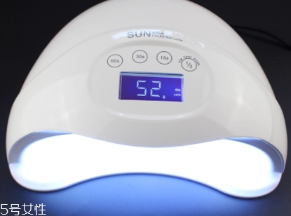 美甲燈會(huì)把手照黑嗎？美甲燈之前要涂防曬霜嗎？