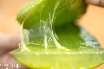 蘆薈水可以當(dāng)爽膚水用嗎？